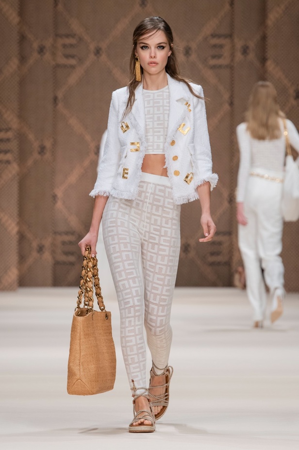 مجموعة Elisabetta Franchi لربيع 2023 تأخذنا برحلة حتى لو في الخيال 