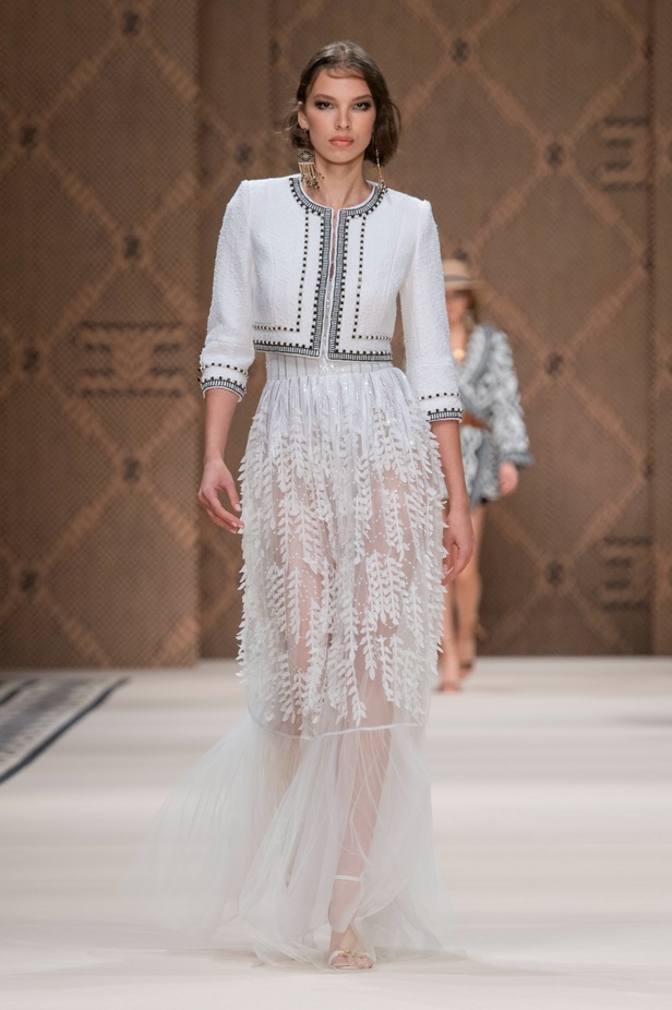 مجموعة Elisabetta Franchi لربيع 2023 تأخذنا برحلة حتى لو في الخيال 