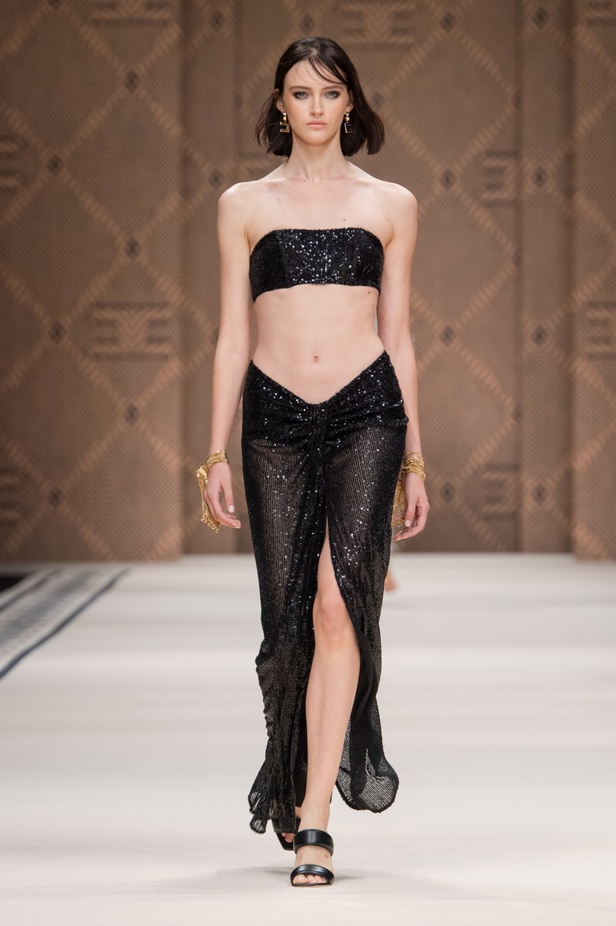 مجموعة Elisabetta Franchi لربيع 2023 تأخذنا برحلة حتى لو في الخيال 