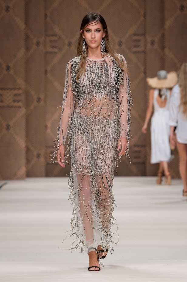 مجموعة Elisabetta Franchi لربيع 2023 تأخذنا برحلة حتى لو في الخيال 