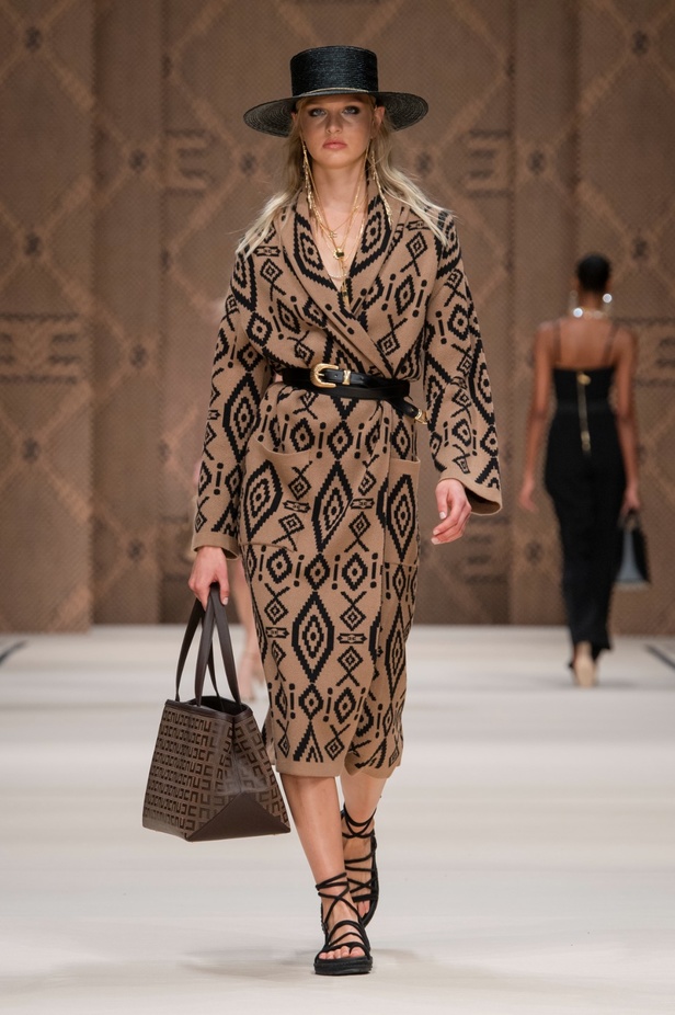 مجموعة Elisabetta Franchi لربيع 2023 تأخذنا برحلة حتى لو في الخيال 