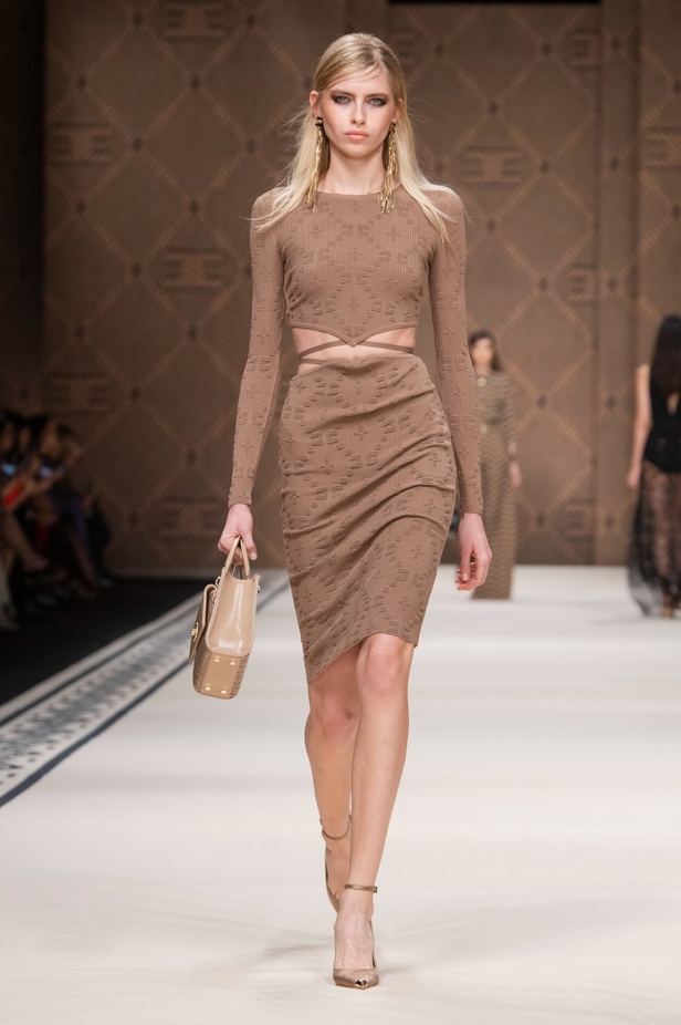 مجموعة Elisabetta Franchi لربيع 2023 تأخذنا برحلة حتى لو في الخيال 