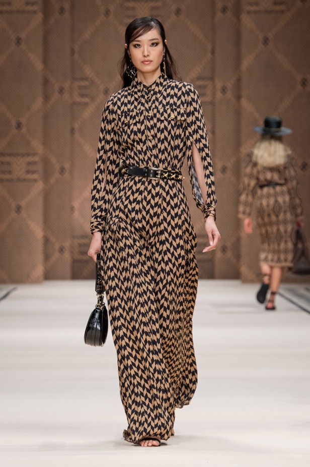 مجموعة Elisabetta Franchi لربيع 2023 تأخذنا برحلة حتى لو في الخيال 