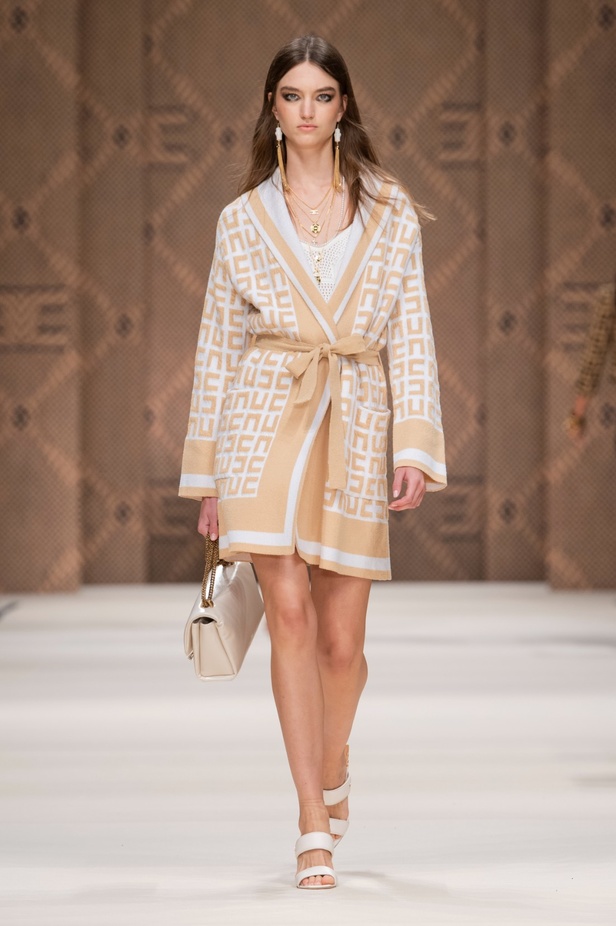 مجموعة Elisabetta Franchi لربيع 2023 تأخذنا برحلة حتى لو في الخيال 