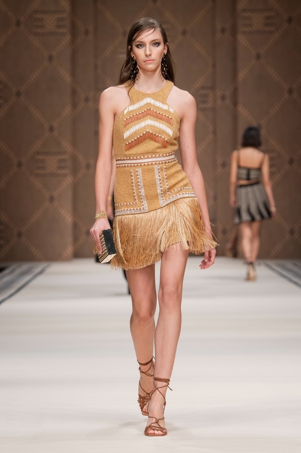 مجموعة Elisabetta Franchi لربيع 2023 تأخذنا برحلة حتى لو في الخيال 