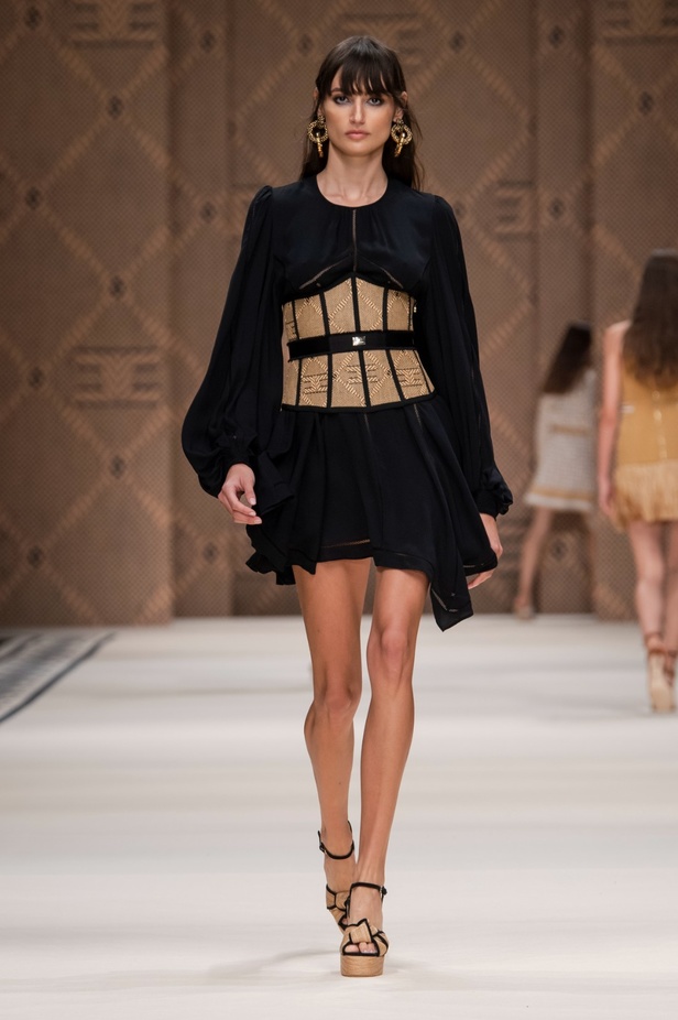 مجموعة Elisabetta Franchi لربيع 2023 تأخذنا برحلة حتى لو في الخيال 