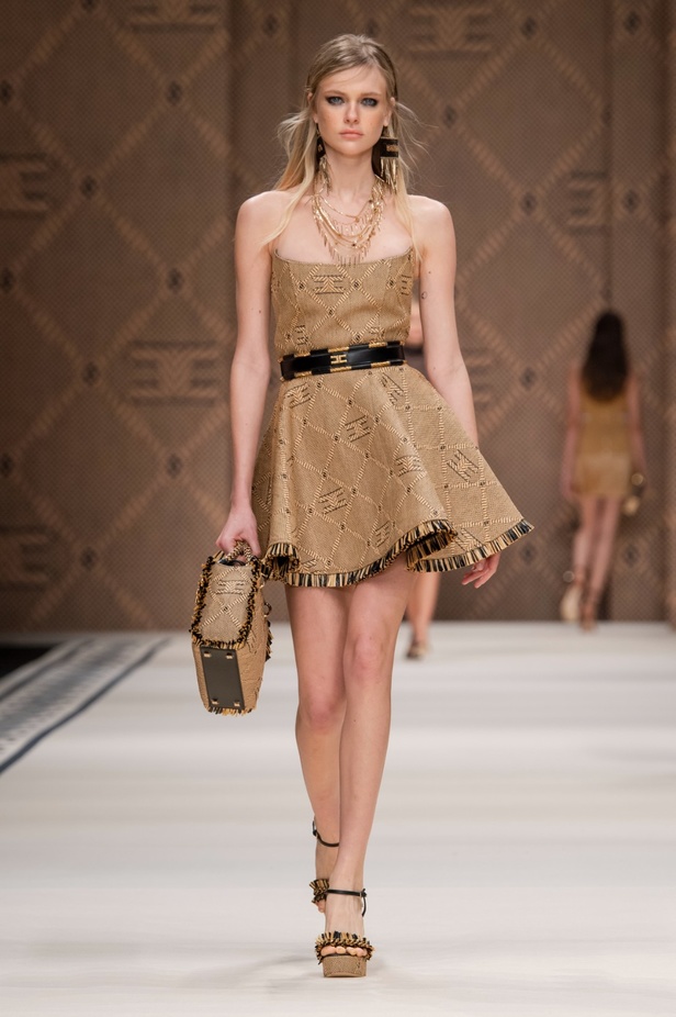 مجموعة Elisabetta Franchi لربيع 2023 تأخذنا برحلة حتى لو في الخيال 