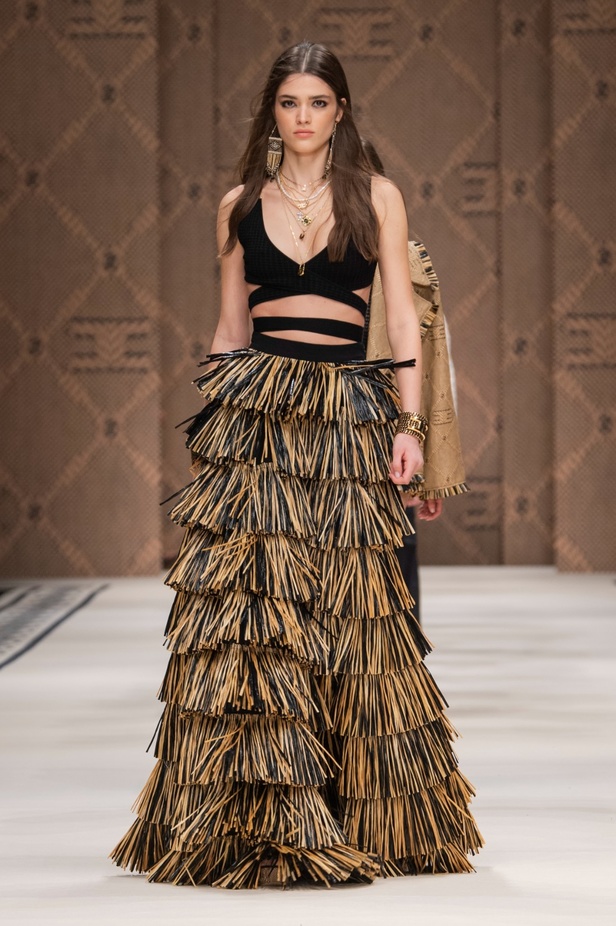 مجموعة Elisabetta Franchi لربيع 2023 تأخذنا برحلة حتى لو في الخيال 