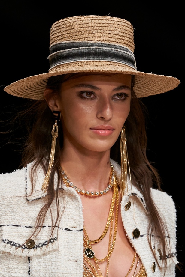 مجموعة Elisabetta Franchi لربيع 2023 تأخذنا برحلة حتى لو في الخيال 