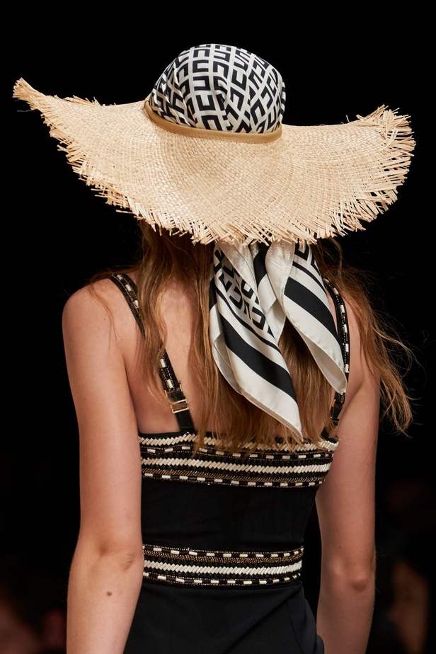 مجموعة Elisabetta Franchi لربيع 2023 تأخذنا برحلة حتى لو في الخيال 