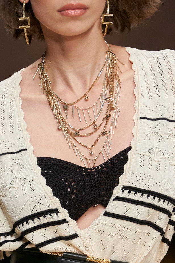 مجموعة Elisabetta Franchi لربيع 2023 تأخذنا برحلة حتى لو في الخيال 