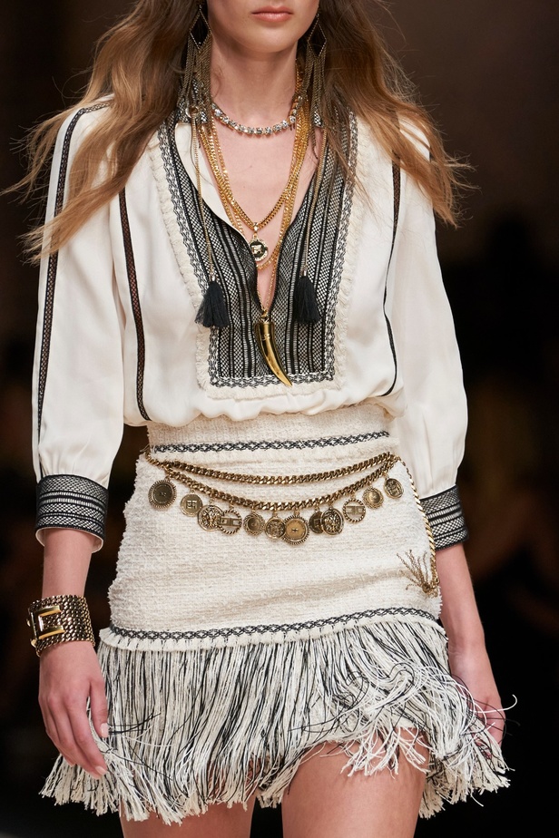 مجموعة Elisabetta Franchi لربيع 2023 تأخذنا برحلة حتى لو في الخيال 