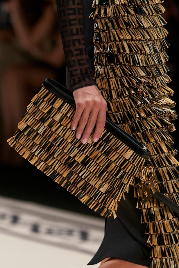 مجموعة Elisabetta Franchi لربيع 2023 تأخذنا برحلة حتى لو في الخيال 