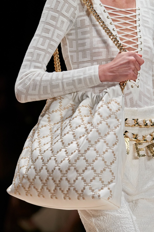 مجموعة Elisabetta Franchi لربيع 2023 تأخذنا برحلة حتى لو في الخيال 