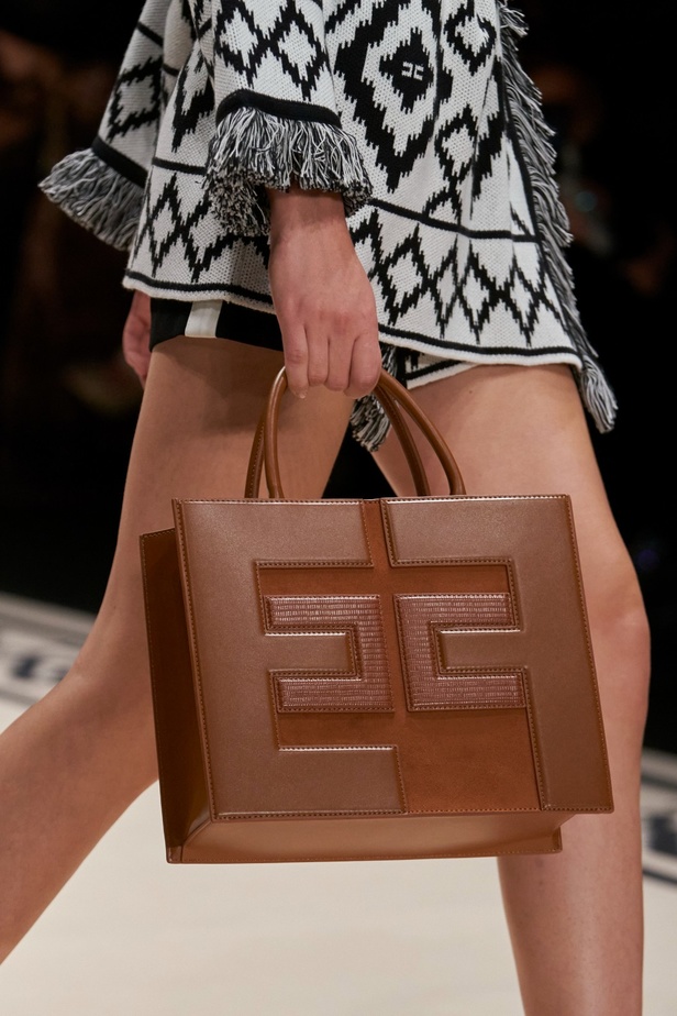 مجموعة Elisabetta Franchi لربيع 2023 تأخذنا برحلة حتى لو في الخيال 