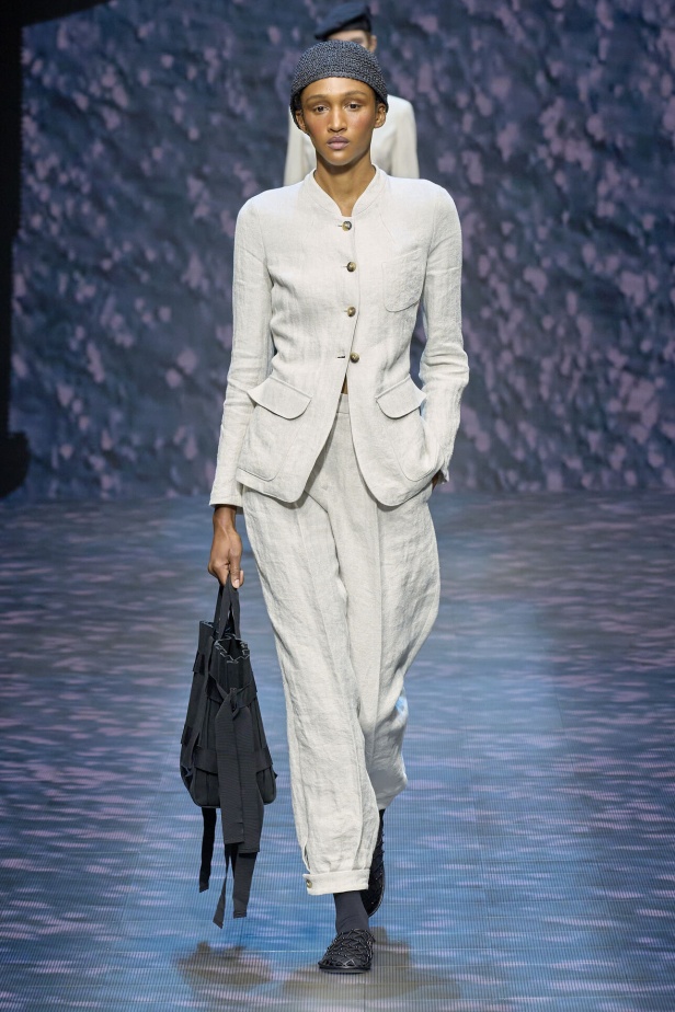 عرض أزياء أمبوريو أرماني لربيع وصيف 2023.. صيحات كلاسيكية وقطع كاجوال