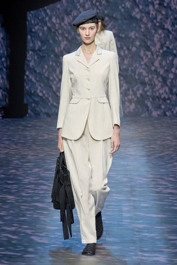 عرض أزياء أمبوريو أرماني لربيع وصيف 2023.. صيحات كلاسيكية وقطع كاجوال