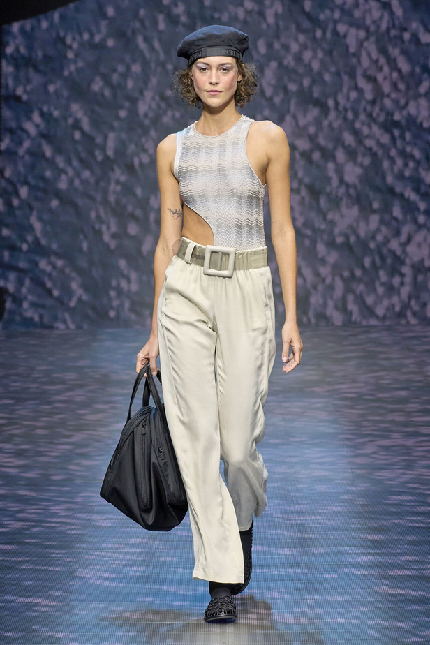 عرض أزياء أمبوريو أرماني لربيع وصيف 2023.. صيحات كلاسيكية وقطع كاجوال