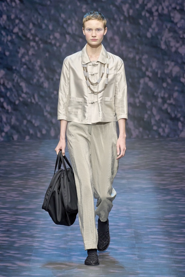 عرض أزياء أمبوريو أرماني لربيع وصيف 2023.. صيحات كلاسيكية وقطع كاجوال