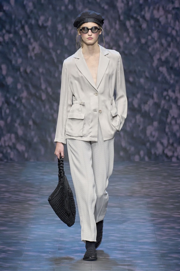 عرض أزياء أمبوريو أرماني لربيع وصيف 2023.. صيحات كلاسيكية وقطع كاجوال