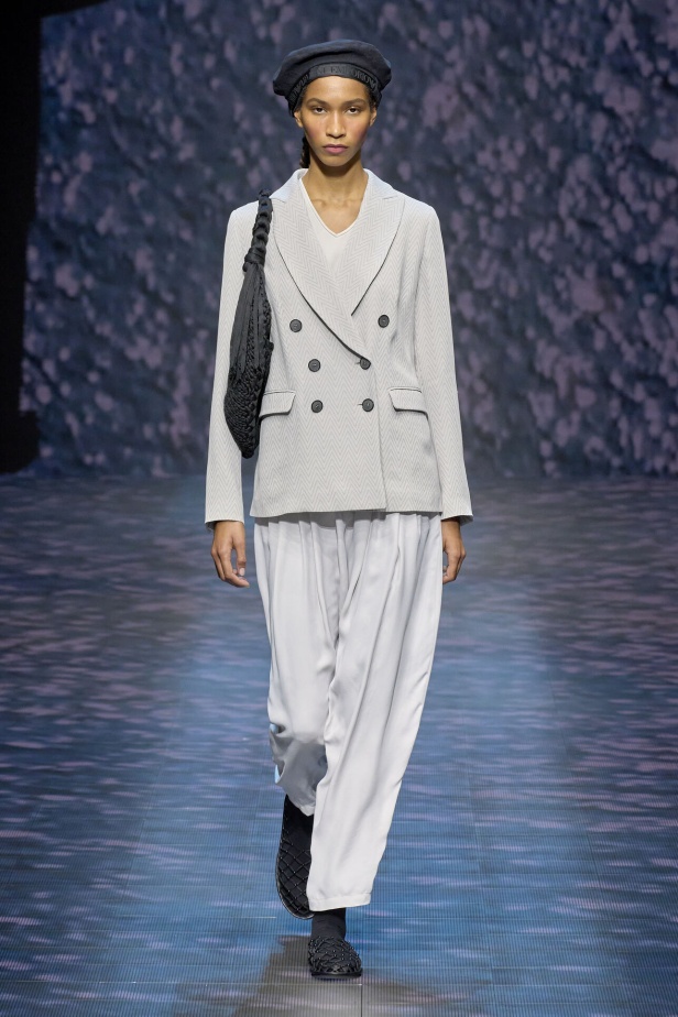 عرض أزياء أمبوريو أرماني لربيع وصيف 2023.. صيحات كلاسيكية وقطع كاجوال