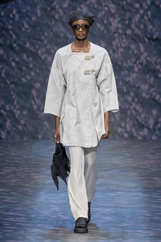 عرض أزياء أمبوريو أرماني لربيع وصيف 2023.. صيحات كلاسيكية وقطع كاجوال