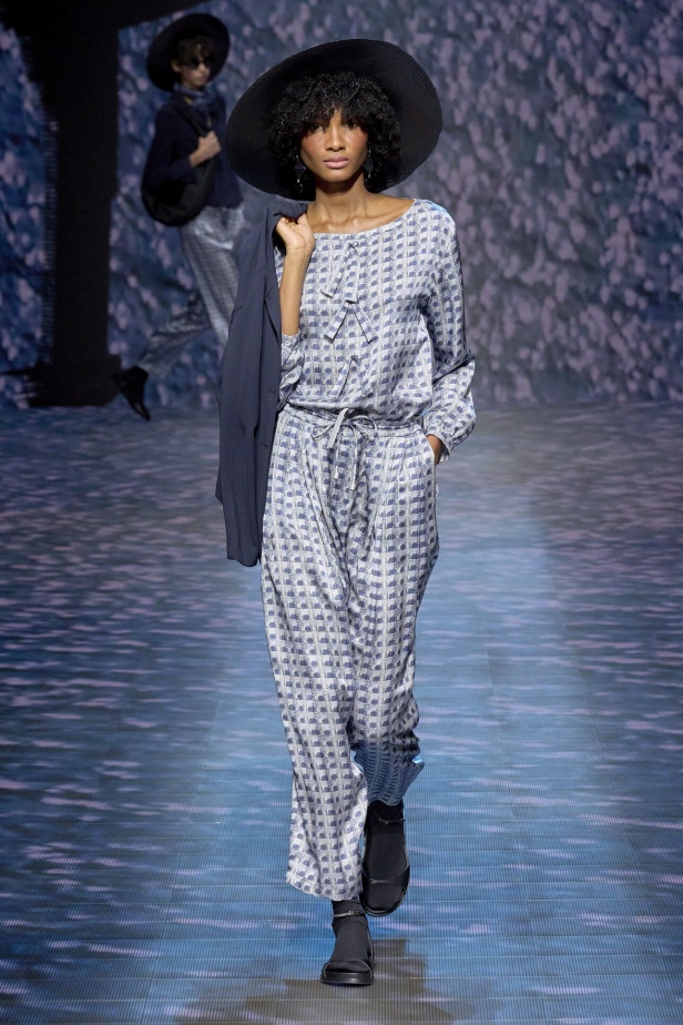 عرض أزياء أمبوريو أرماني لربيع وصيف 2023.. صيحات كلاسيكية وقطع كاجوال