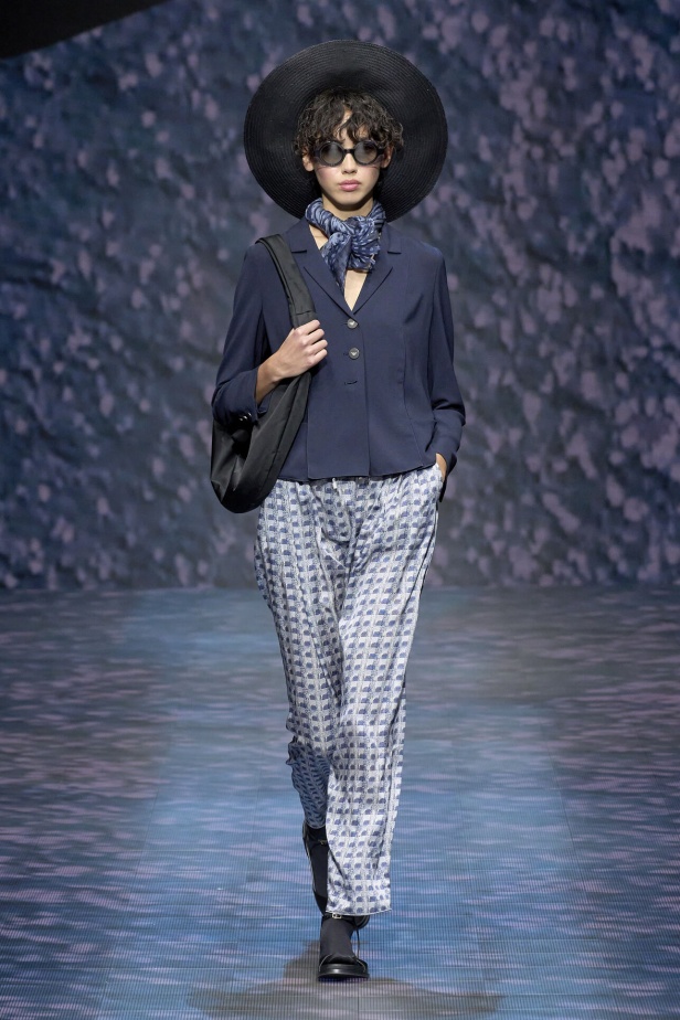 عرض أزياء أمبوريو أرماني لربيع وصيف 2023.. صيحات كلاسيكية وقطع كاجوال