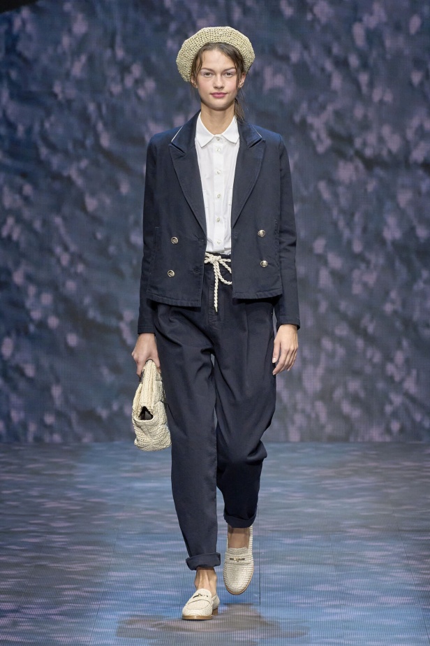 عرض أزياء أمبوريو أرماني لربيع وصيف 2023.. صيحات كلاسيكية وقطع كاجوال