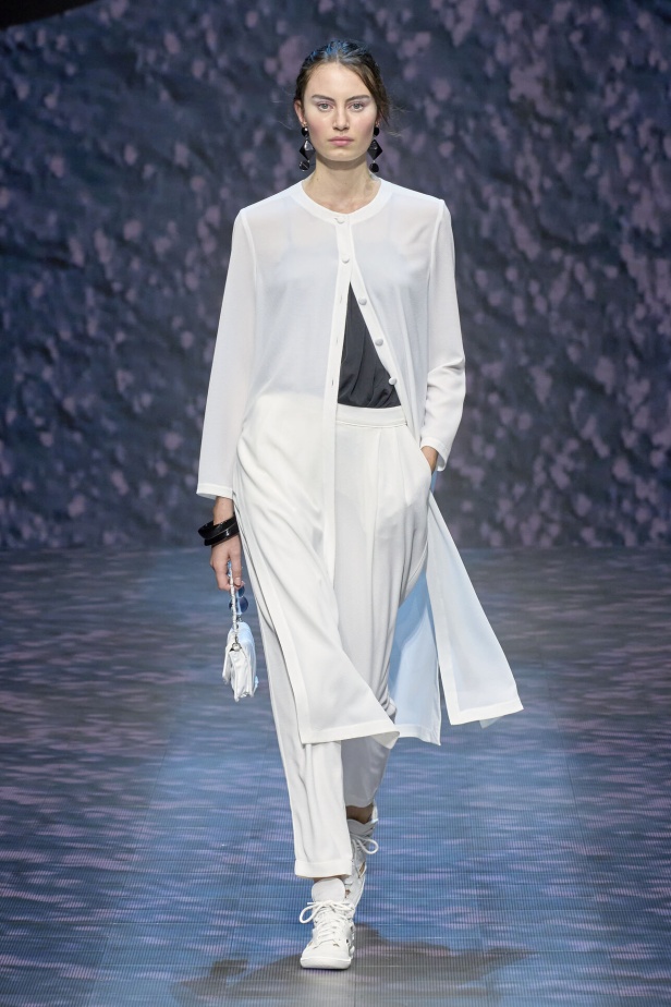 عرض أزياء أمبوريو أرماني لربيع وصيف 2023.. صيحات كلاسيكية وقطع كاجوال