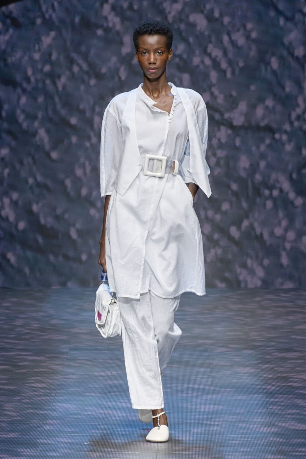 عرض أزياء أمبوريو أرماني لربيع وصيف 2023.. صيحات كلاسيكية وقطع كاجوال