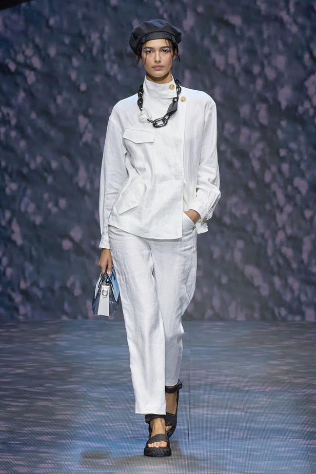 عرض أزياء أمبوريو أرماني لربيع وصيف 2023.. صيحات كلاسيكية وقطع كاجوال