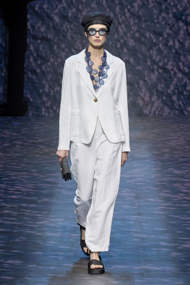 عرض أزياء أمبوريو أرماني لربيع وصيف 2023.. صيحات كلاسيكية وقطع كاجوال