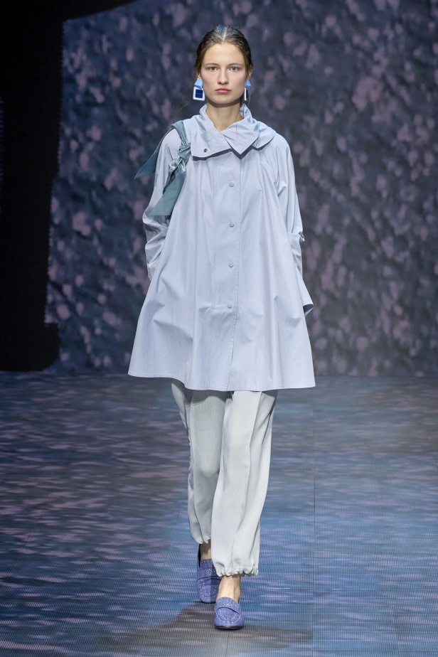 عرض أزياء أمبوريو أرماني لربيع وصيف 2023.. صيحات كلاسيكية وقطع كاجوال