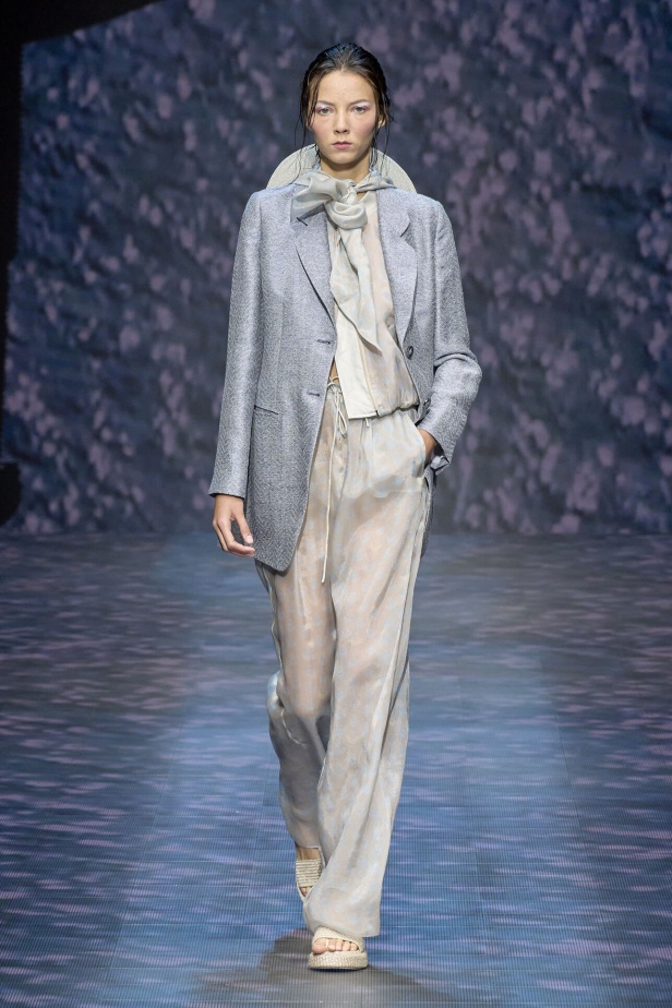 عرض أزياء أمبوريو أرماني لربيع وصيف 2023.. صيحات كلاسيكية وقطع كاجوال