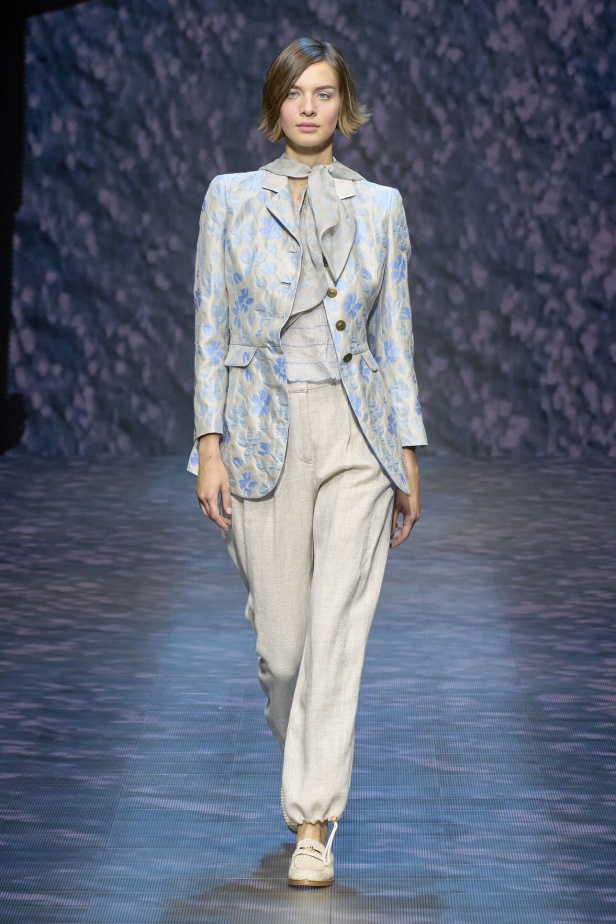 عرض أزياء أمبوريو أرماني لربيع وصيف 2023.. صيحات كلاسيكية وقطع كاجوال