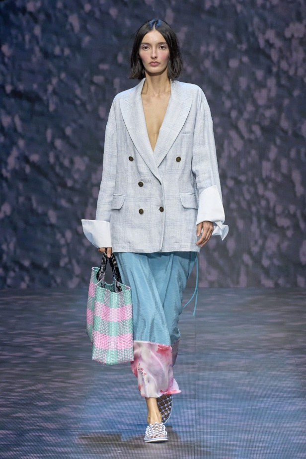 عرض أزياء أمبوريو أرماني لربيع وصيف 2023.. صيحات كلاسيكية وقطع كاجوال