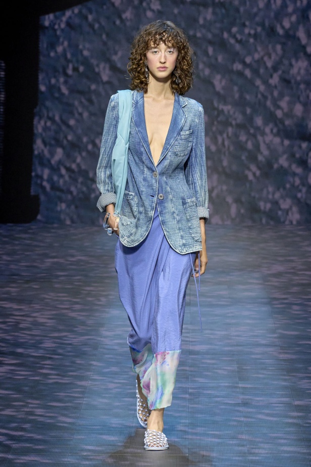 عرض أزياء أمبوريو أرماني لربيع وصيف 2023.. صيحات كلاسيكية وقطع كاجوال