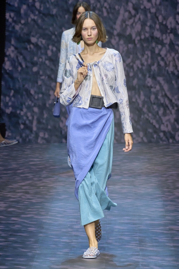 عرض أزياء أمبوريو أرماني لربيع وصيف 2023.. صيحات كلاسيكية وقطع كاجوال