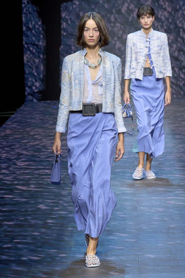 عرض أزياء أمبوريو أرماني لربيع وصيف 2023.. صيحات كلاسيكية وقطع كاجوال