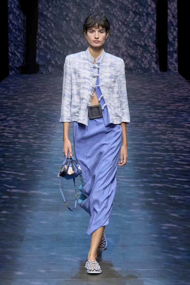 عرض أزياء أمبوريو أرماني لربيع وصيف 2023.. صيحات كلاسيكية وقطع كاجوال