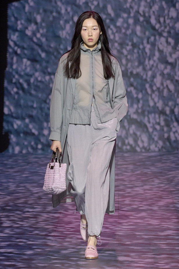 عرض أزياء أمبوريو أرماني لربيع وصيف 2023.. صيحات كلاسيكية وقطع كاجوال