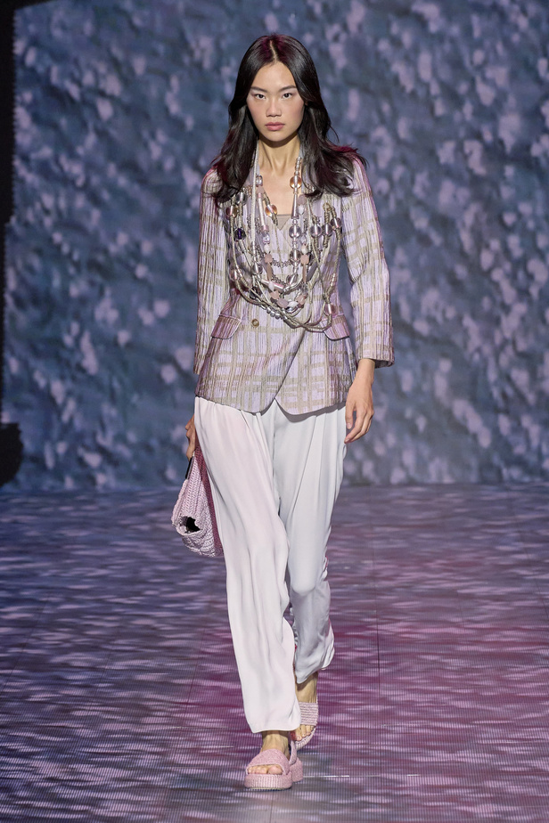 عرض أزياء أمبوريو أرماني لربيع وصيف 2023.. صيحات كلاسيكية وقطع كاجوال