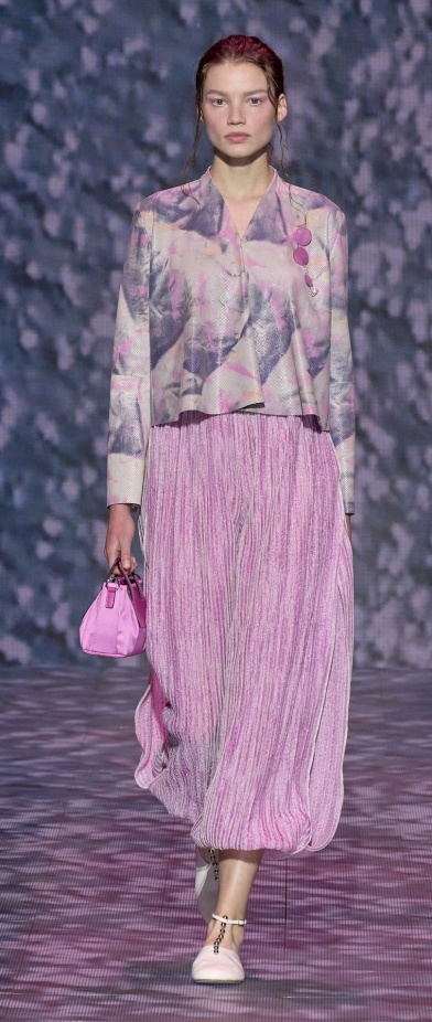 عرض أزياء أمبوريو أرماني لربيع وصيف 2023.. صيحات كلاسيكية وقطع كاجوال