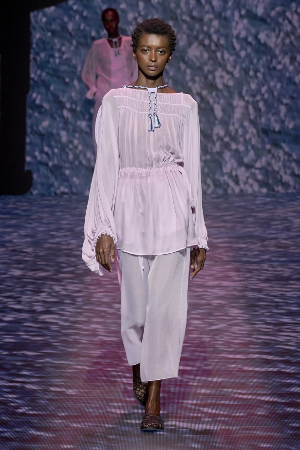 عرض أزياء أمبوريو أرماني لربيع وصيف 2023.. صيحات كلاسيكية وقطع كاجوال