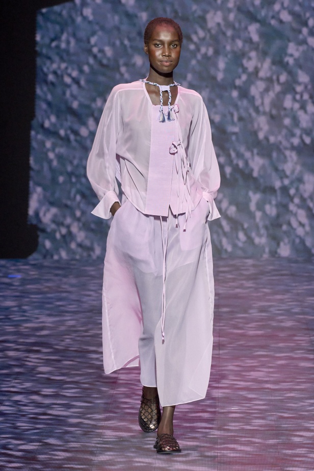 عرض أزياء أمبوريو أرماني لربيع وصيف 2023.. صيحات كلاسيكية وقطع كاجوال