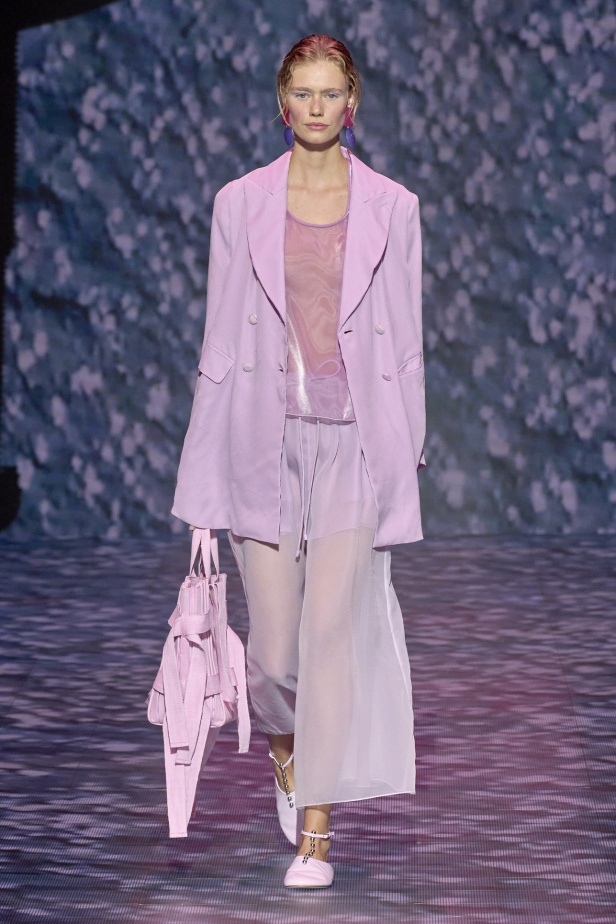 عرض أزياء أمبوريو أرماني لربيع وصيف 2023.. صيحات كلاسيكية وقطع كاجوال