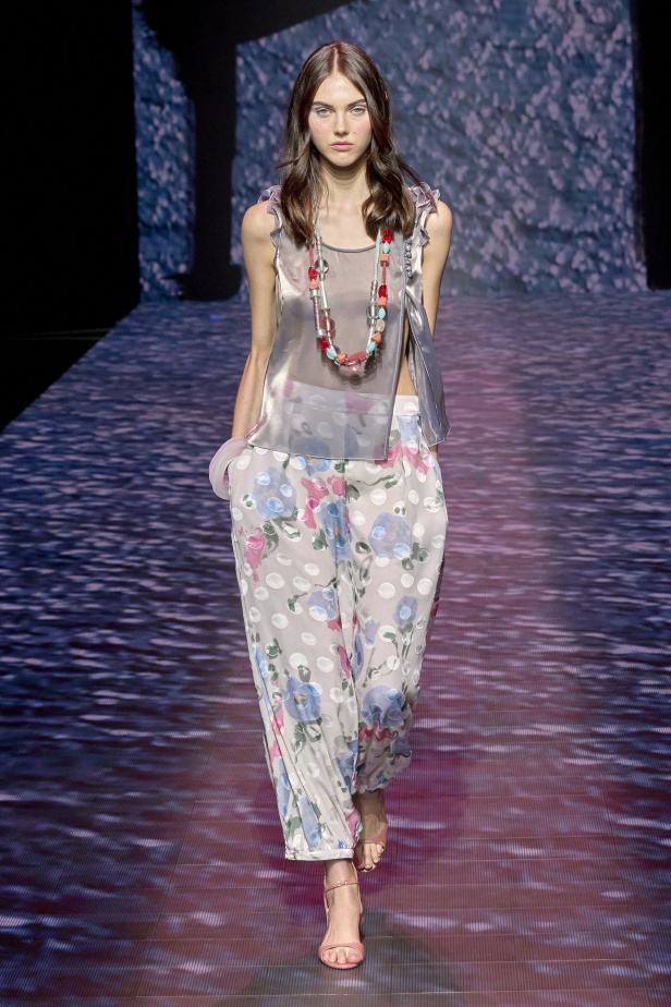 عرض أزياء أمبوريو أرماني لربيع وصيف 2023.. صيحات كلاسيكية وقطع كاجوال