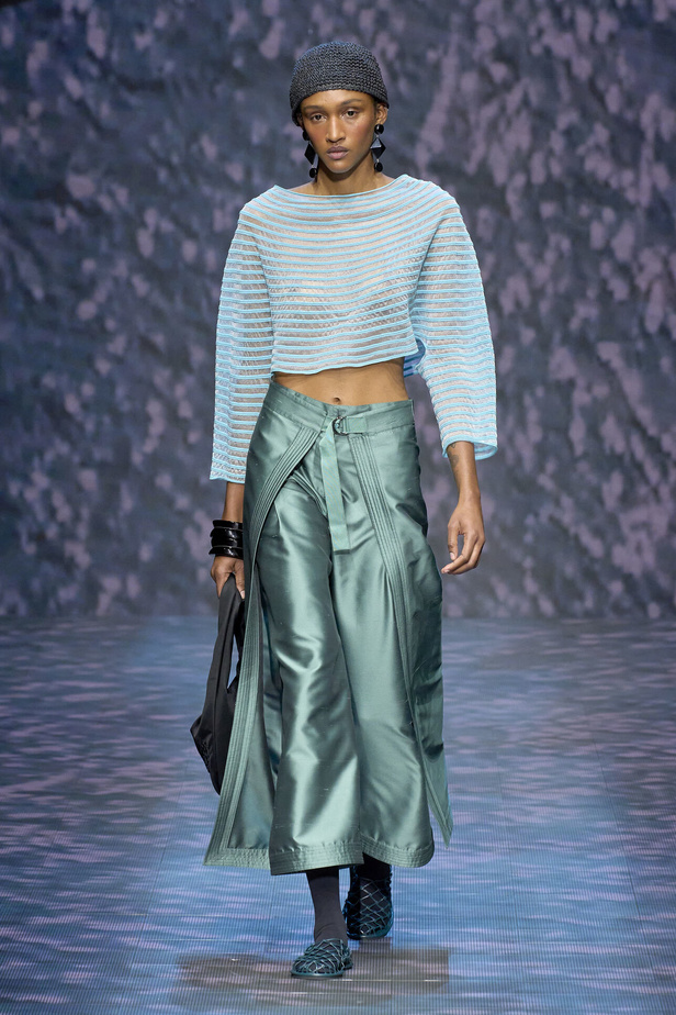 عرض أزياء أمبوريو أرماني لربيع وصيف 2023.. صيحات كلاسيكية وقطع كاجوال