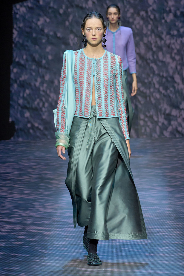 عرض أزياء أمبوريو أرماني لربيع وصيف 2023.. صيحات كلاسيكية وقطع كاجوال